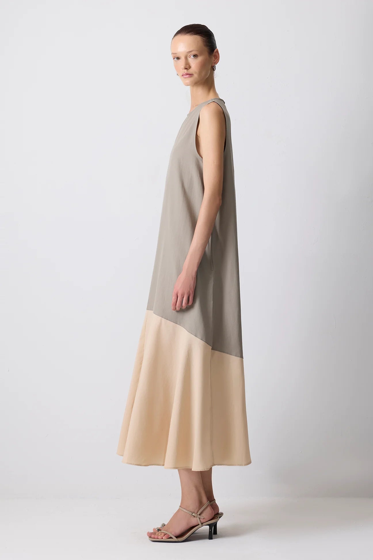 Side profile of oversized shift dress in crisp poplin fabric