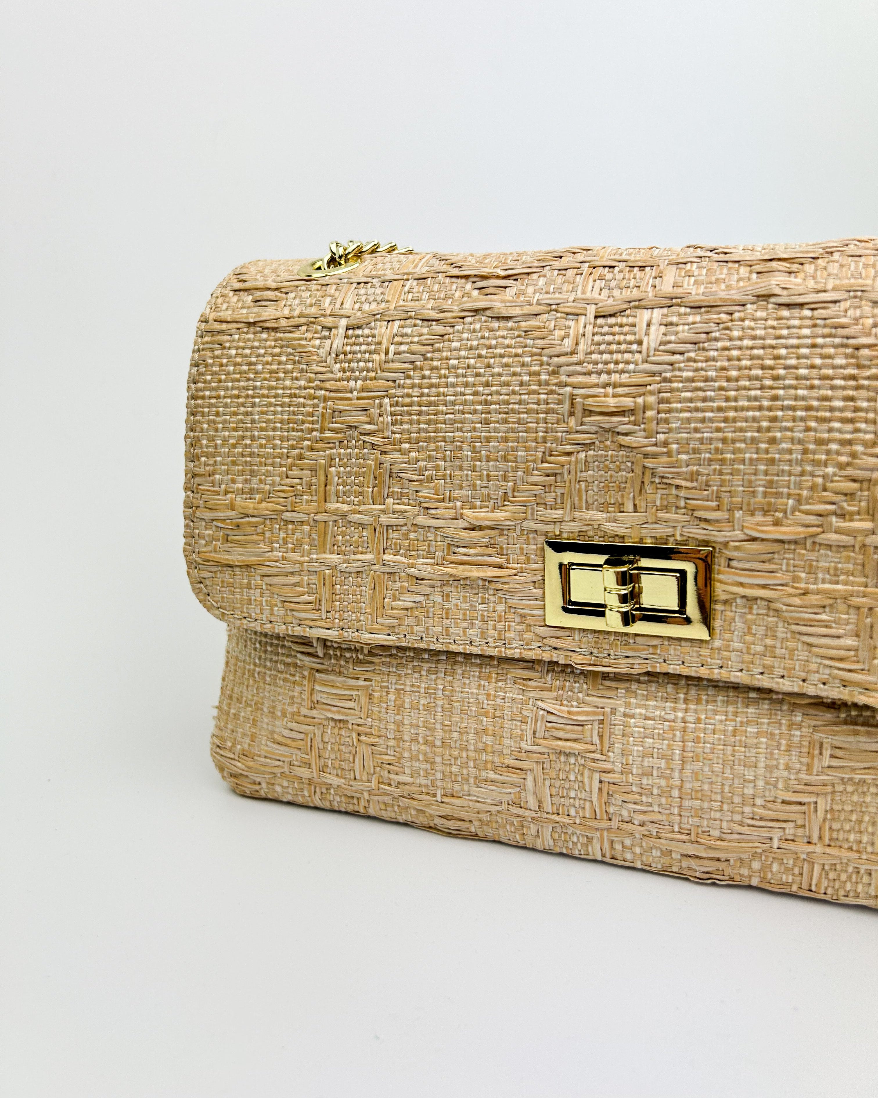 side view raffia shoulder bag crossbody with natural texture and gold chain