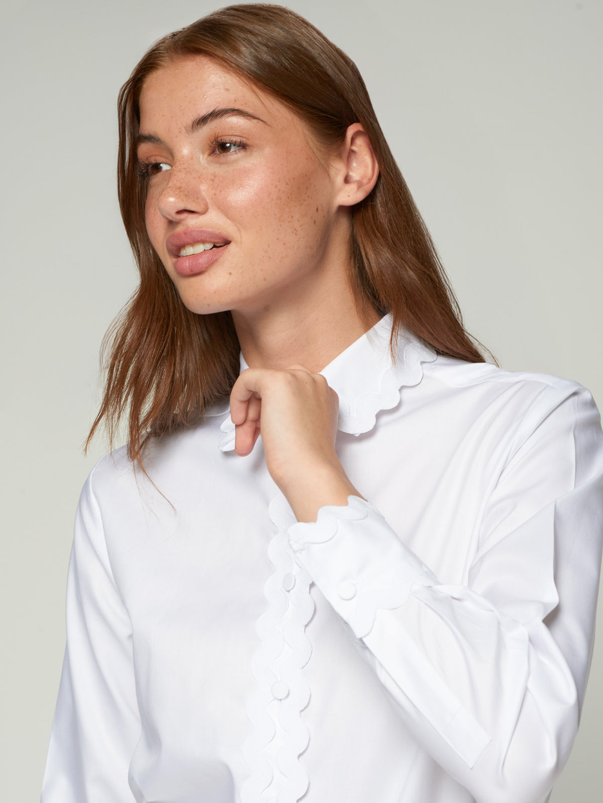 Women’s white button-up blouse with scalloped edges by Vilagallo